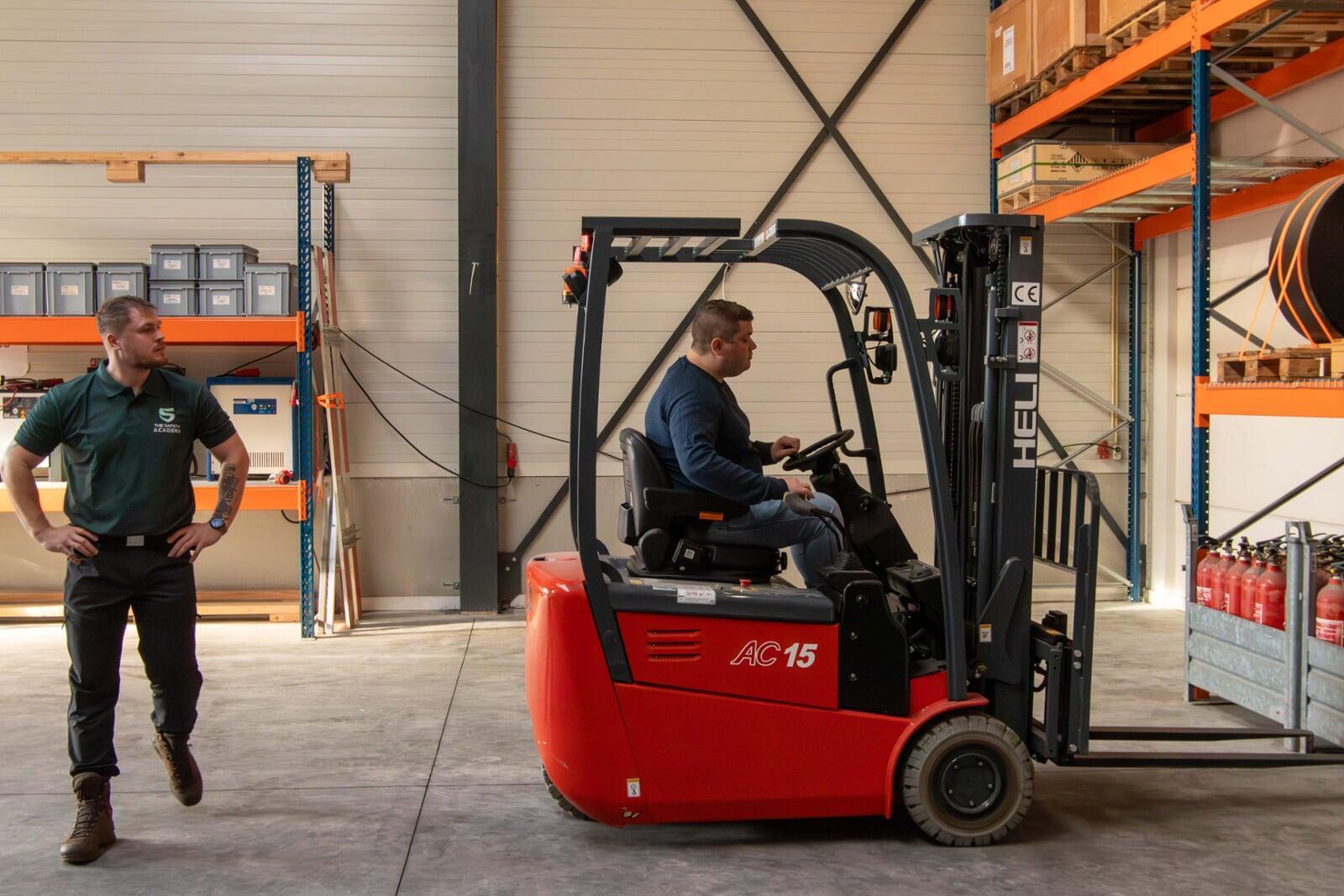 Heftruckchauffeur voert veiligheidstaken uit