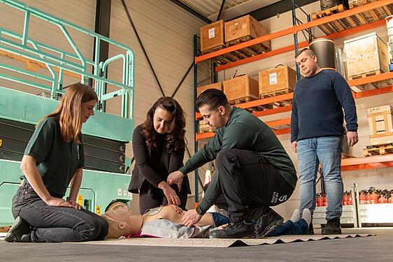 Cursisten volgen EHBO cursus bij The Safety Academy
